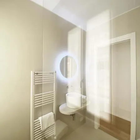 The Window On The Theatre And The Cathedral - Luxury *