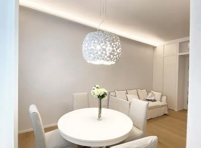 The Window On The Theatre And The Cathedral - Luxury *