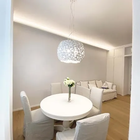 The Window On The Theatre And The Cathedral - Luxury *